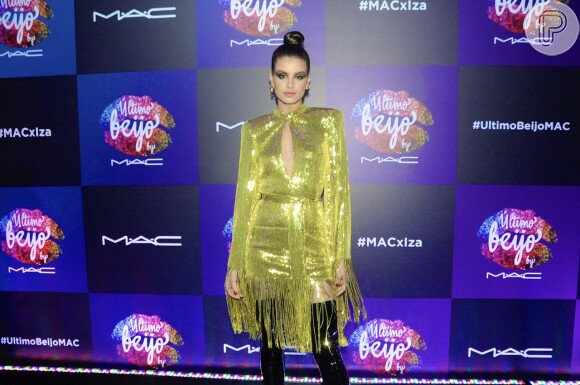 Camila Queiroz completou look com par de botas over the knee Amina Muaddi para festa