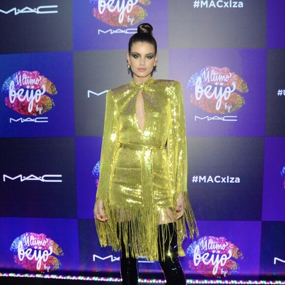 Camila Queiroz completou look com par de botas over the knee Amina Muaddi para festa