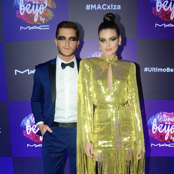 Camila Queiroz e Klebber Toledo chamam atenção por estilo em baile de máscaras da MAC cosméticos no Jockey Club de São Paulo, na noite desta quinta-feira, 05 de março de 2020