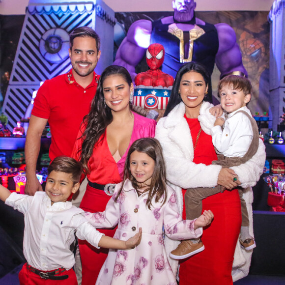 Filhos de Simaria, dupla de Simone, roubaram a cena em vídeo cantando com a mãe