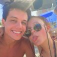 Larissa Manoela curte praia com o namorado, Leonardo Cidade