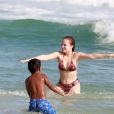 Larissa Manoela toma banho de mar em praia no Rio