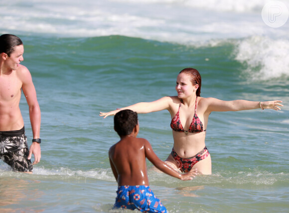 Larissa Manoela toma banho de mar em praia no Rio