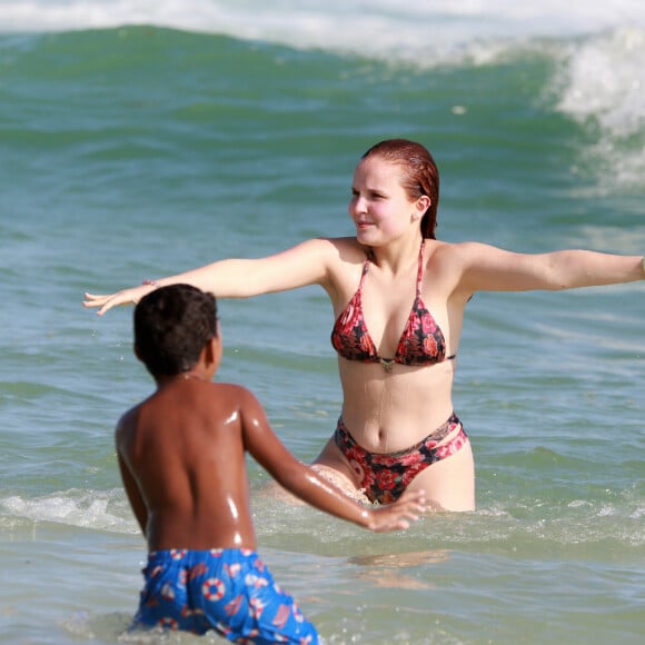 Larissa Manoela toma banho de mar em praia no Rio