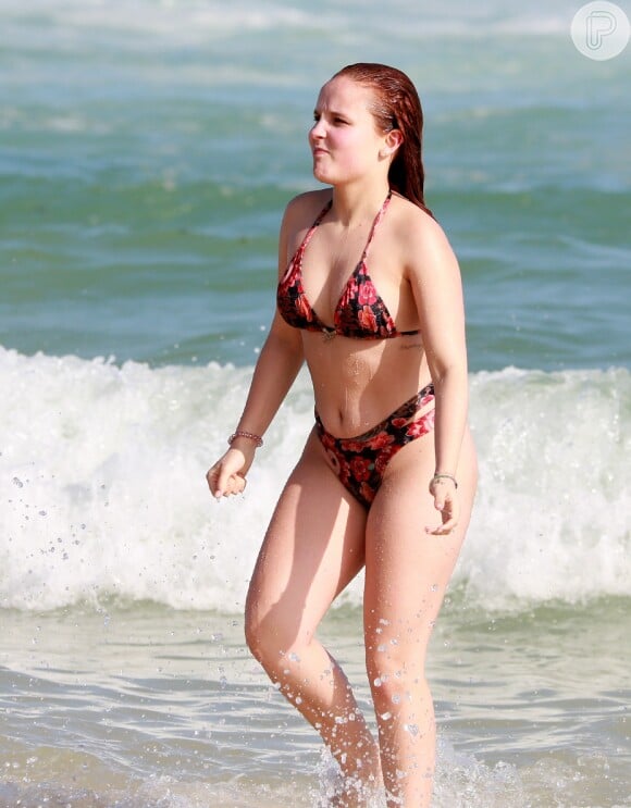 Larissa Manoela exibe cabelos ruivos em dia de praia no Rio