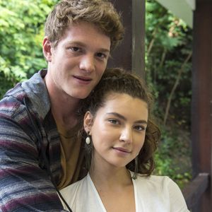 Na novela 'Malhação', Rita (Alanis Guillen) desapareceu em posto de gasolina onde parou com o namorado, Filipe (Pedro Novaes)