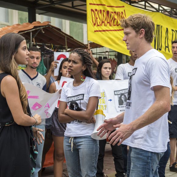 Na novela 'Malhação', amigos de Rita (Alanis Guillen) estão empenhados em encontrar a garota