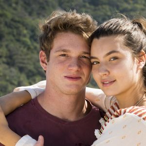 Na novela 'Malhação', Filipe (Pedro Novaes) e Madureira (Henri Castelli) contam na delegacia que Rui (Romulo Neto) disse que Rita (Alanis Guillen) está morta