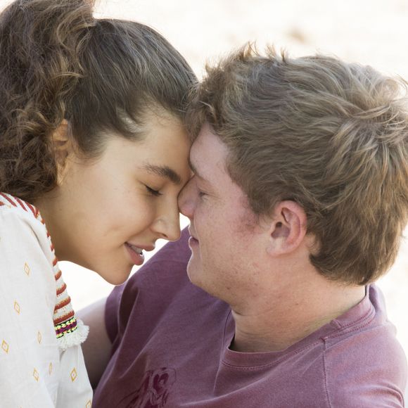 Na novela 'Malhação', Filipe (Pedro Novaes) é surpreendido por Rugieri (Ricardo Martins) dizendo que ele falou a Rui (Romulo Neto) da morte de Rita (Alanis Guillen)