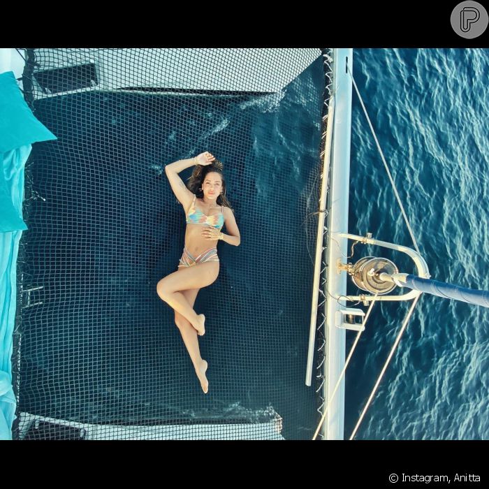 Anitta aposta em biquíni com tiras vazadas para passeio de barco com Gabriel David