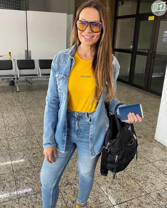 Solange Almeida aposta em look jeans e bolsa da grife Prada para voar para Argentina