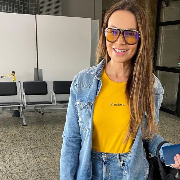 Solange Almeida aposta em look jeans e bolsa da grife Prada para voar para Argentina