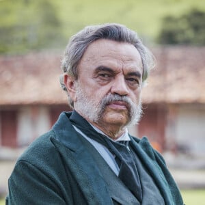 Novela 'Nos Tempos do Imperador': Pilar (Gabriela Medvedovski) é a feminista filha do coronel Eudoro (José Dumont)