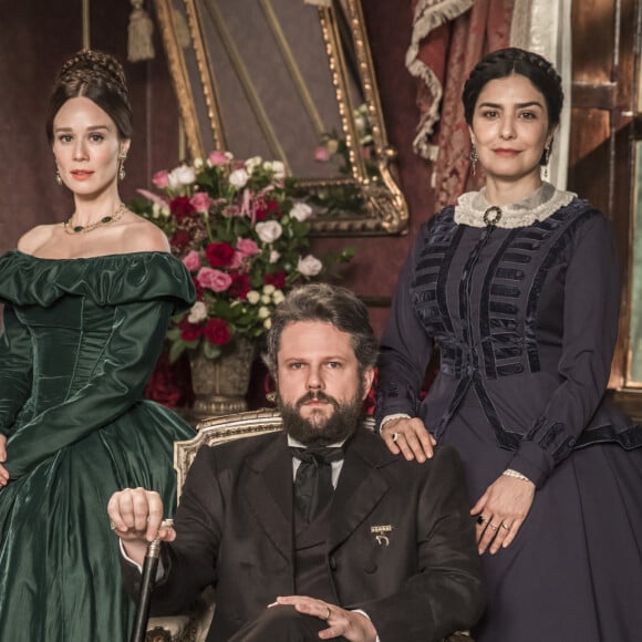 Novela 'Nos Tempos do Imperador': Luísa (Mariana Ximenes) se apaixona por Dom Pedro II (Selton Mello)