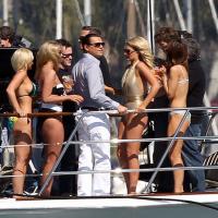 Leonardo DiCaprio, rodeado de mulheres de biquíni, filma longa de Scorsese
