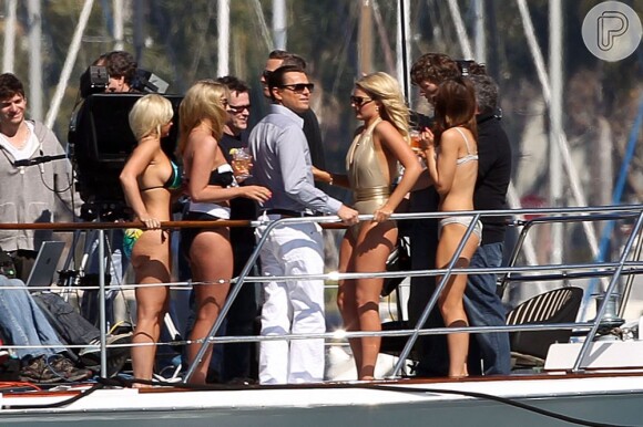 Leonardo DiCaprio filma 'The Wolf of Wall Street' de Martin Scorsese rodeado de cinco mulheres de biquíni em 25 de fevereiro de 2013