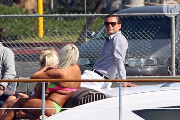 Leonardo DiCaprio é clicado sobre um iate filmando 'The Wolf of Wall Street'