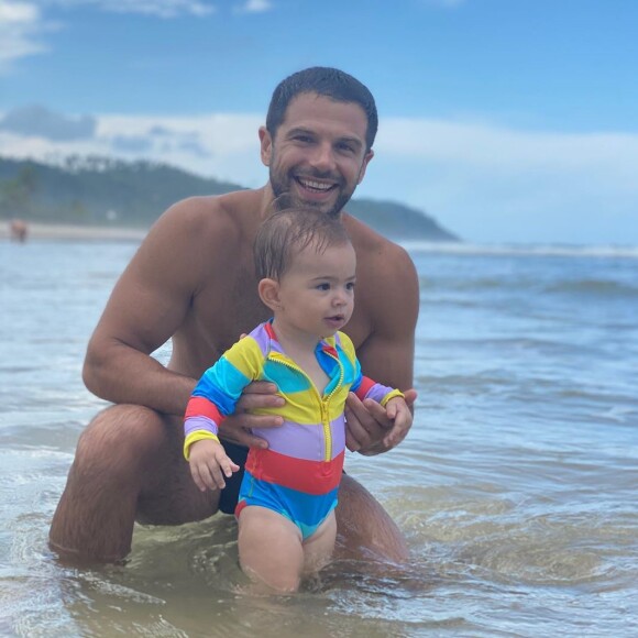 Filha de Sabrina Sato e Duda Nagle, Zoe apareceu com maiô listrado em foto com o pai
