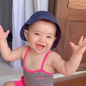 Filha de Sabrina Sato, Zoe esbanja estilo até mesmo em looks moda praia
