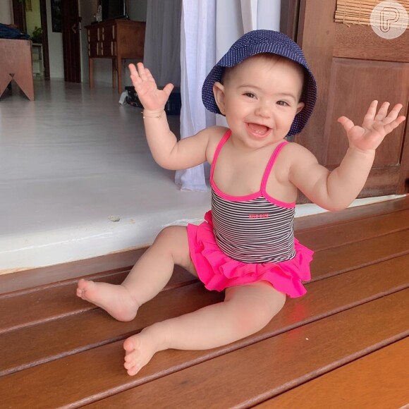 Filha de Sabrina Sato, Zoe esbanja estilo até mesmo em looks moda praia