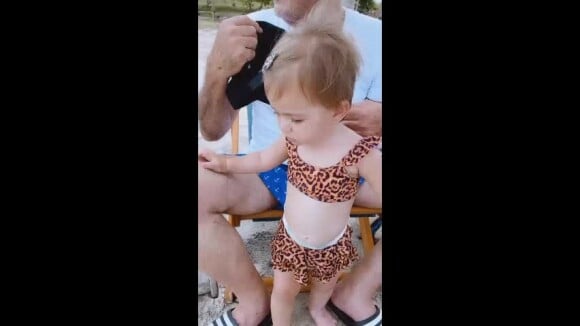 Vídeo: Sabrina Sato mostra Zoe com look praia de onça