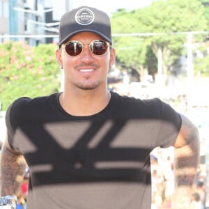 Gabriel Medina foi visto em frente de um hotel com Yasmin Brunet