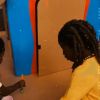 Giovanna Ewbank mostra Títi ajudando a pintar a casa de papelão de azul