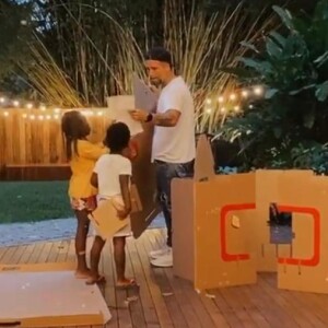 Giovanna Ewbank mostra Bruno Gagliasso ajudando os filhos, Títi e Bless, a construírem casinha de papelão no quintal de casa
