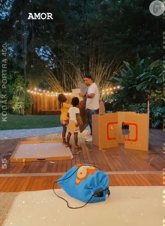 Giovanna Ewbank mostra Bruno Gagliasso ajudando os filhos, Títi e Bless, a construírem casinha de papelão no quintal de casa