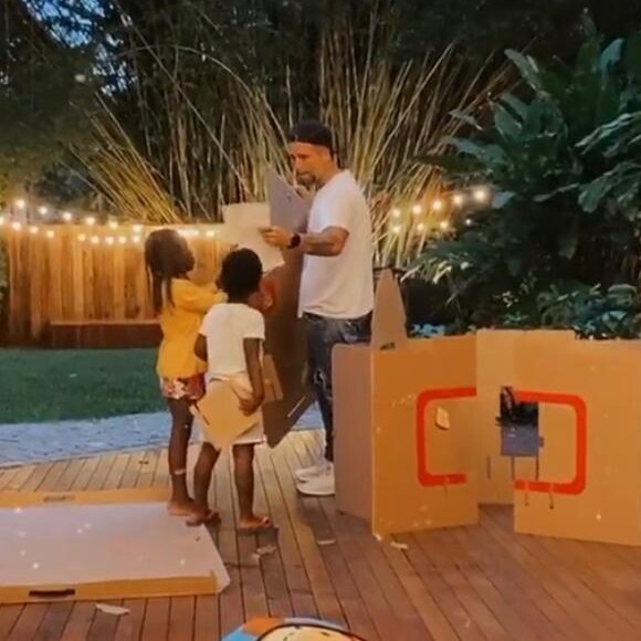 Giovanna Ewbank mostra Bruno Gagliasso ajudando os filhos, Títi e Bless, a construírem casinha de papelão no quintal de casa