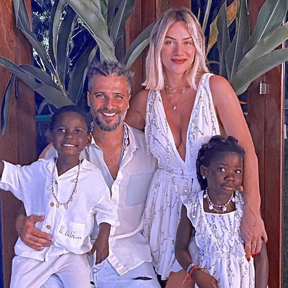 Giovanna Ewbank e Bruno Gagliasso ajudam filhos a construírem casa de papelão
