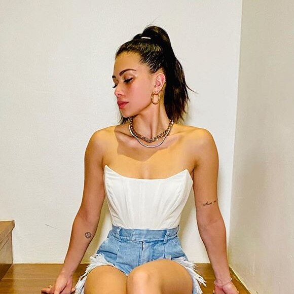 Flávia Pavanelli está noiva do empresário Junior Mendonza