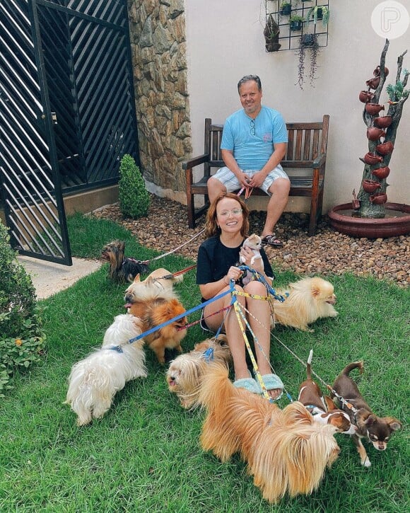 Larissa Manoela posou com todos os seus cachorros durante quarentena