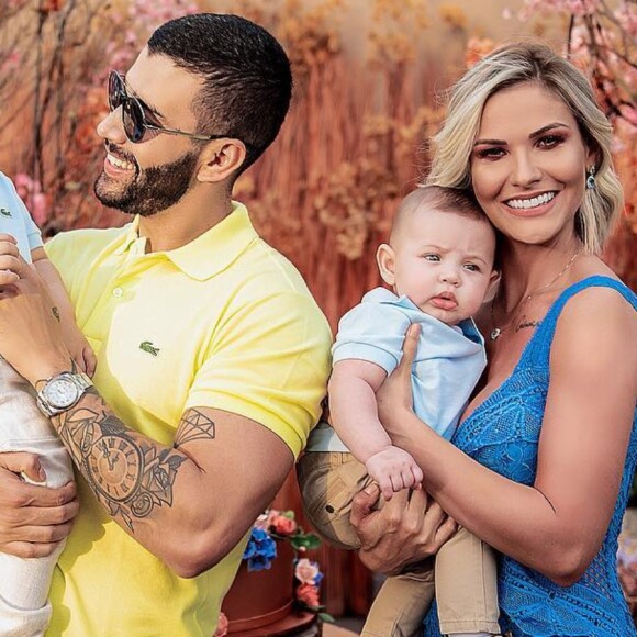 Gusttavo Lima e Andressa Suita fazem passeio de moto elétrica em fazenda de luxo