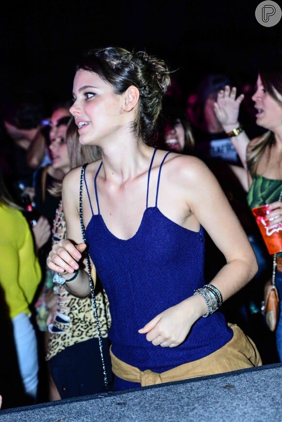 Laura Neiva curte o Baile da Favorita na companhia de amigas, em São Paulo, em 25 de outubro de 2014