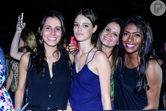 Laura Neiva posa com as amigas no Baile da Favorita