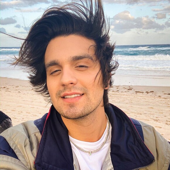 Luan Santana explica mudança no visual: 'Para prevenir estou ficando em casa e de barba! Aqui o coronavírus não tem vez!'