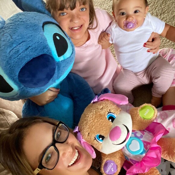 Ticiane Pinheiro revelou estar passando mais tempo com as filhas, Manuella e Rafaella, na quarentena