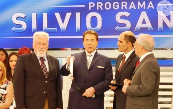 Silvio Santos recebeu o título de Comendador da Ordem do Mérito do Infante D. Henrique da Casa de Portugal. A honraria foi entregue ao apresentador durante a gravação de seu programa no SBT