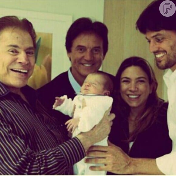 Silvio Santos está todo feliz com seu mais novo neto