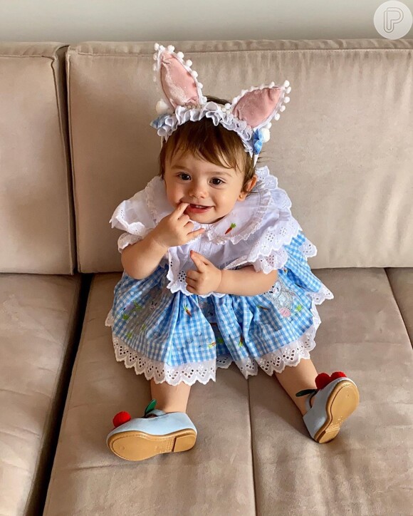 Filha de Thaeme Mariôto usou look de coelho para comemorar 11 meses