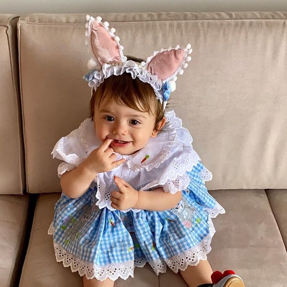 Filha de Thaeme Mariôto usou look de coelho para comemorar 11 meses
