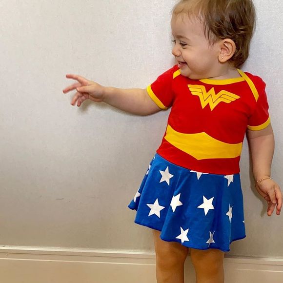 Com look de Mulher-Maravilha, Liz, filha de Thaeme Mariôto, esbanjou fofura na rede social