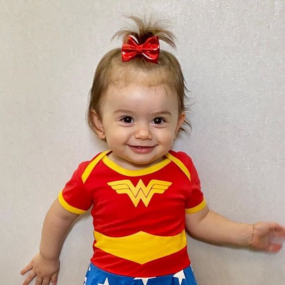 Filha de Thaeme Mariôto, Liz usou look da Mulher-Maravilha e roubou a cena na web