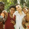 Rooney Mara com Rickson Tevez, Gabriel Weinstein e Eduardo Luis, os estreantes protagonistas de 'Trash - A esperança vem do lixo'