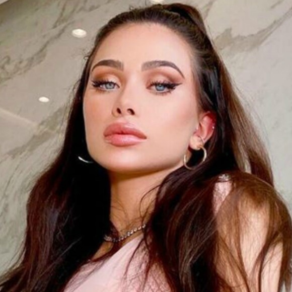 Flavia Pavanelli faz novo preenchimento labial e mostra novo visual em fotos