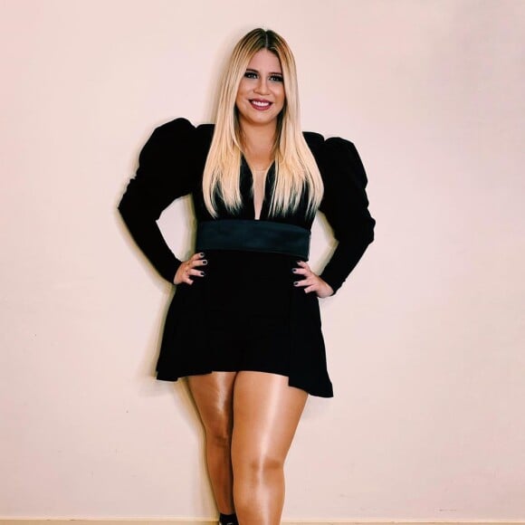 Marília Mendonça surgiu com look curto em show recente