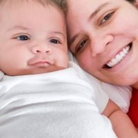 Marília Mendonça posa com o filho, Leo, e web comenta expressão: 'E esse bico?'