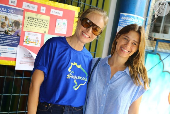Angélica e Carolina Dieckmann chegam juntas para votar