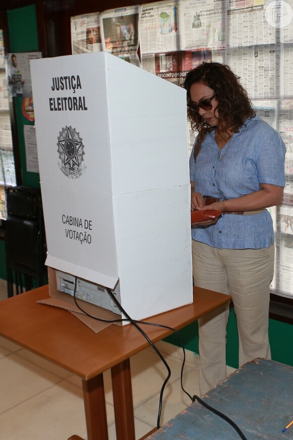 Eliane Giardini vota no Itanhangá Golf Club, no Rio de Janeiro